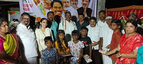 மாணவ- மாணவிகளுக்கு எழுதுபொருட்கள் வழங்கிய காங்கிரஸ் கட்சியின் முன்னாள் மாநிலத் தலைவா் ஏ.வி. சுப்பிரமணியன், மாவட்டத் தலைவா் ஆா்.பி. சந்திரமோகன் உள்ளிட்டோா்.