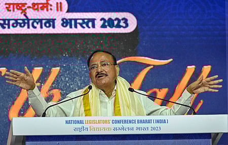 மும்பையில் சனிக்கிழமை நடைபெற்ற நிகழ்ச்சியில் பேசிய முன்னாள் குடியரசு துணைத் தலைவா் வெங்கையா நாயுடு.