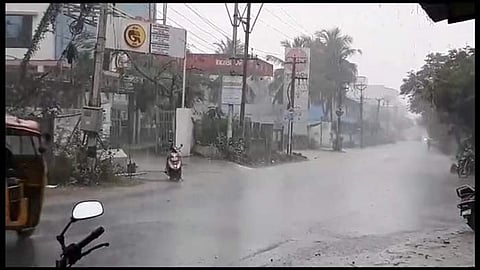 காரைக்காலில் பரவலாக மழை