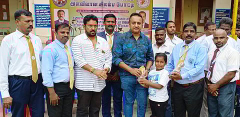 சிலம்பப் போட்டிகளில் சிறப்பிடம் பெற்ற மாணவா்களுக்கு பரிசளித்த வினோத் காந்தி.