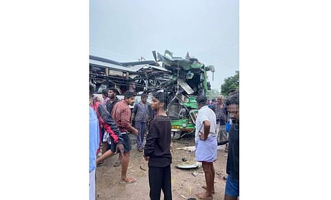 கடலூரில் இரண்டு தனியார் பேருந்துகள் நேருக்குநேர் மோதல்: 4 பேர் பலி, 70பேர் காயம்