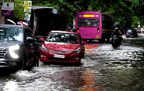 குளம் போல் மாறிய சாலை.