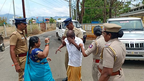 தென்காசி மாவட்ட ஆட்சித்தலைவர் அலுவலகம் முன்பு தீக்குளிக்க முயற்சி செய்த தம்பதி
