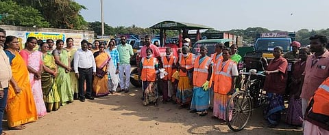 கடலூரில் வீடு, வீடாகச் சென்று குப்பைகள் சேகரிக்கும் பணியைத் தொடங்கி வைத்த மாநகராட்சி மேயா் சுந்தரி.