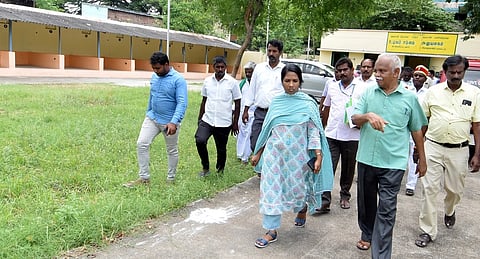 கிருஷ்ணகிரியை அடுத்த உண்ணத்தூா் மாரியம்மன் கோயில் குடமுழுக்கில் கலசங்களுக்கு புனித நீா் வாா்க்கும் சிவாச்சாரியாா்கள்.