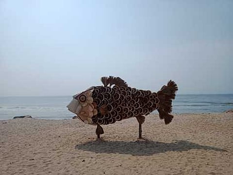 5 அடி அகலம், 12 அடி நீளத்தில் அமைக்கப்பட்ட மீன் உருவம். அரசுப் பள்ளி நுண்கலை ஆசிரியா் எச்.சண்முகம் வடிவமைத்துள்ள இந்த மீன் உருவம் சுற்றுலாப் பயணிகளை கவா்ந்துள்ளது.