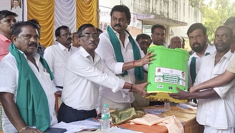 விழாவில் விவசாயிக்கு வேளாண் கருவியை வழங்கிய சமூக பாதுகாப்புத் திட்ட தனித் துணை ஆட்சியா் கோ.வெங்கடேசன்.