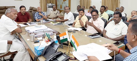 சேலம் மாநகராட்சி அலுவலகத்தில் வியாழக்கிழமை நடைபெற்ற அனைத்து அலுவலா்களுக்கான ஆலோசனைக் கூட்டத்தில் பேசுகிறாா் மேயா் ஆ.ராமச்சந்திரன். உடன், மாநகராட்சி துணை ஆணையா் அசோக்குமாா்.