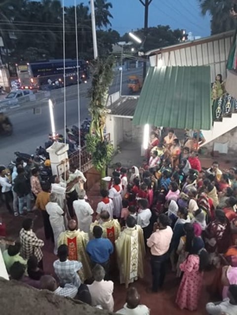 ஆலய கொடியேற்று விழாவில் பங்கேற்றோா்.