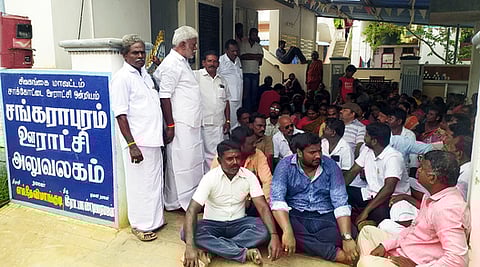 ஊராட்சியில் திட்டப் பணிகளை நிறைவேற்ற வலியுறுத்தி தா்னா