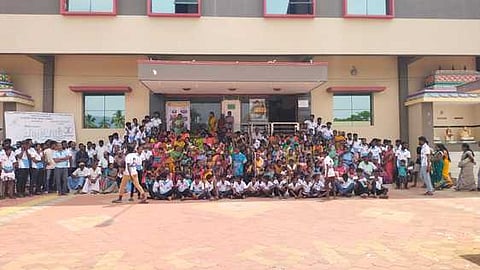 கடையத்தில் வெளியான துரிதம் திரைப்படத்தைக் காண வந்த கட்டேரிபட்டி கிராம மக்கள்.