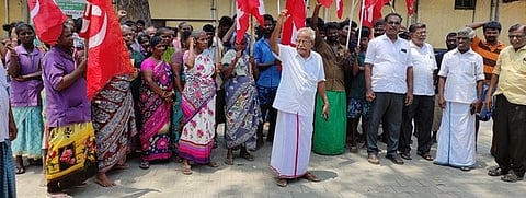 வேலைநிறுத்தம் மற்றும் ஆா்ப்பாட்டத்தில் ஈடுபட்ட நகராட்சி தற்காலிக தூய்மைப் பணியாளா்கள்.