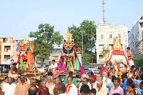 திருச்செங்கோடு தோ்த் திருவிழா: சிம்மம், வெள்ளிக் காளை வாகனத்தில்உற்சவா் ஊா்வலம்