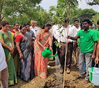 மத்தியப் பல்கலைக்கழகத்தில் குறுங்காடு அமைக்கும் திட்டத்தை மரக்கன்று நட்டு தொடக்கி வைக்கும் ஆட்சியா் தி. சாருஸ்ரீ.