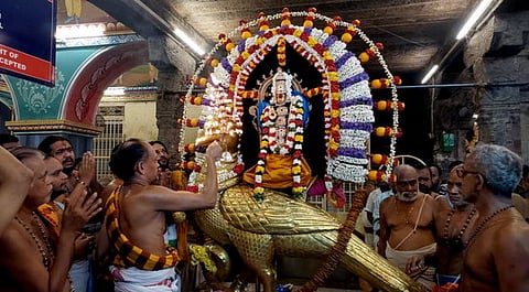 தங்க காக வாகனத்தில் வீற்றிருந்த சனீஸ்வர பகவானுக்கு நடைபெற்ற சிறப்பு ஆராதனை.