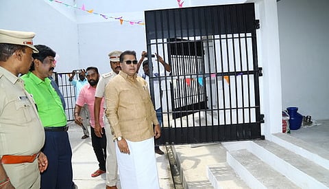 சீரமைக்கப்பட்ட கிளைச் சிறையை திறந்துவைத்துப் பாா்வையிட்ட சட்டப்பேரவை உறுப்பினா் ஏ.எம்.எச். நாஜிம்.