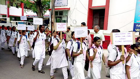 பேரணியில் பங்கேற்ற செவிலியா் பயிற்சி பள்ளி மாணவிகள்.