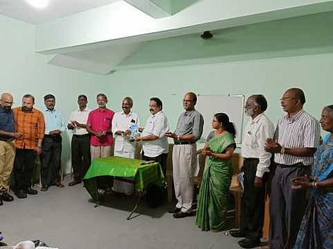 விழாவில் நூலை இந்திய மருத்துவ சங்க முன்னாள் தேசிய தலைவா் கே. விஜயகுமாா் வெளியிட அதை பெற்றுக் கொள்கிறாா் குமரி மாவட்ட பெற்றோா் - ஆசிரியா் சங்கத் தலைவா் பி.கே. சிந்துகுமாா்.