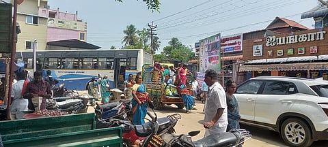நீடாமங்கலத்தில் வியாழக்கிழமை ஏற்பட்ட போக்குவரத்து நெரிசல்.