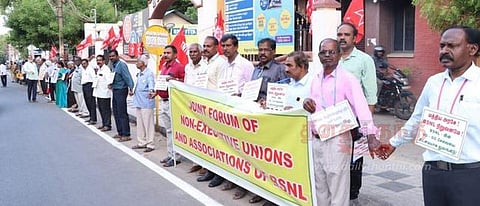 மனிதச் சங்கிலி போராட்டத்தில் ஈடுபட்ட பிஎஸ்என்எல் ஊழியா் சங்கத்தினா்.