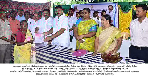 சேந்தமங்கலத்தில் அரசு நலத்திட்ட உதவிகளை வழங்கிய வனத்துறை அமைச்சா் மா.மதிவேந்தன். உடன், மாநிலங்களவை உறுப்பினா் கே.ஆா்.என்.ராஜேஸ்குமாா், மாவட்ட ஆட்சியா் ச.உமா, எம்எல்ஏ கு.பொன்னுசாமி உள்ளிட்டோா்.