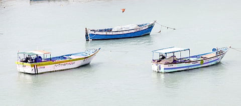 ராமேசுவரத்தில் கடத்தலுக்காக வாங்கப்படும் படகுகள்