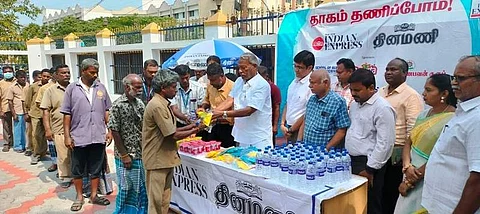 நிகழ்ச்சியில தூய்மை பணியாளர்களுக்கு குளிர்பானங்கள், கையுறைகளை வழங்கும் சேலம் மாநகராட்சி மேயர் ஆ.ராமச்சந்திரன்.