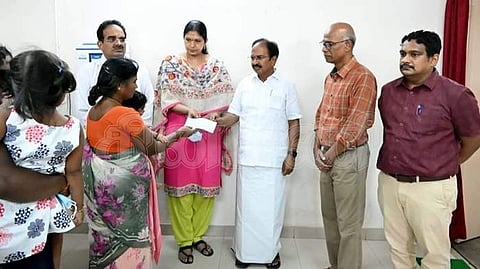 சேலம் பட்டாசுக் கிடங்கு வெடிவிபத்தில் உயிரிழந்த குடும்பத்தினருக்கு நிதியுதவி: எம்எல்ஏ ராஜேந்திரன் நேரில் வழங்கி ஆறுதல்