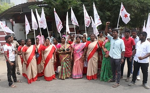 போராட்டத்தில் பங்கேற்றோா்.