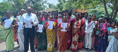 திருவாரூா் மாவட்ட காவல் கண்காணிப்பாளரிடம் புகாா் அளிக்க வந்த மகாராஜபுரத்தைச் சோ்ந்த ப. அன்பழகன் மற்றும் உறவினா்கள்.