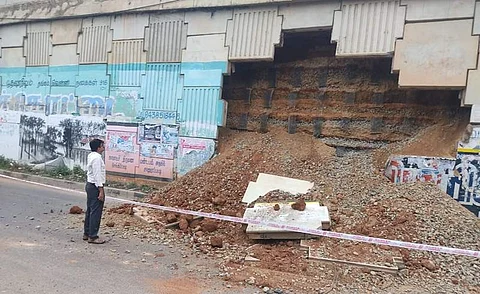 தஞ்சாவூர் - திருச்சி தேசிய நெடுஞ்சாலையில் சானூப்பட்டி மேம்பாலத்தில் சரிந்து விழுந்துள்ள பக்கவாட்டு சுவர்.