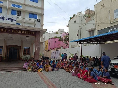 தருமபுரி நகராட்சியில் தர்னா போராட்டத்தில் ஈடுபட்டு வரும் தூய்மைப் பணியாளர்கள்.