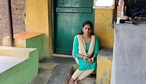 காதலன் விக்னேஷ் வீட்டின் முன்பு தர்னா போராட்டத்தில் ஈடுபட்டுள்ள காதல் மனைவி தீபிகா.