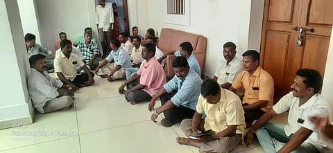 புதுச்சேரியில் பொதுப்பணித்துறை வவுச்சர் ஊழியர்கள் உள்ளிருப்பு போராட்டம்!