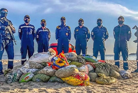 மண்டபம் அருகே 2 டன் கடல் அட்டைகள் பறிமுதல்: 3 போ் கைது