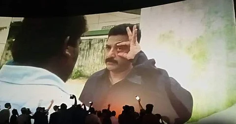 வெளியானது வேட்டையாடு விளையாடு.. ரசிகர்கள் கொண்டாட்டம்!