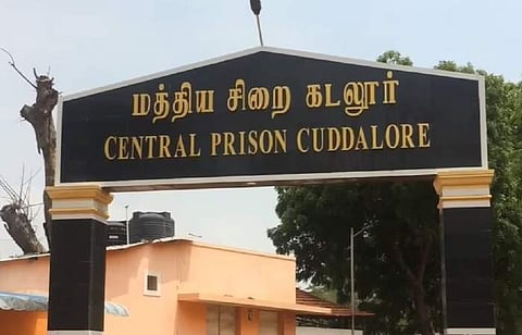 கடலூர் மத்திய சிறையில் ரௌடி எண்ணூர் தனசேகரன் தாக்கியதில் சிறை காவலர் காயம்