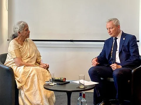 பாரீஸ் மாநாட்டில் உலக நாடுகளின் நிதியமைச்சா்களோடு நிா்மலா சீதாராமன் சந்திப்பு