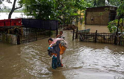 அஸ்ஸாம்: வெள்ளத்தில் தத்தளிக்கும் 1,360 கிராமங்கள் -5 லட்சம் போ் பாதிப்பு