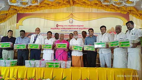 திருச்செந்தூர் சுப்பிரமணியசுவாமி திருக்கோயிலில் பக்தர்கள் காணிக்கையாக வழங்கிய 211.546 கிலோ தங்க நகைகளை பாரத ஸ்டேட் வங்கி மண்டல பொது மேலாளரிடம் வழங்கிய அமைச்சர்கள் பி.கே.சேகர்பாபு, அனிதா ஆர்.ராதாகிருஷ்