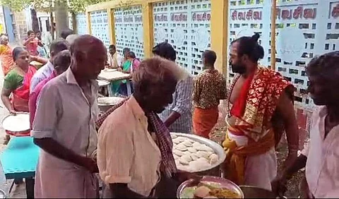 நடராஜர் கோயில் தெற்கு சன்னதி கோபுர வாயில் அருகே உள்ள அன்னதான கூடத்தில் இட்லி, சாம்பார் வழங்கப்பட்டது.
