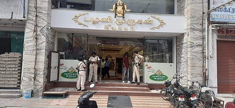கரூர் ஜவஹர் பஜார் பழனி முருகன் ஜீவல்லரியில் இன்று இரண்டாவது நாளாக வருமான வரித்துறை அதிகாரிகள் சோதனை.