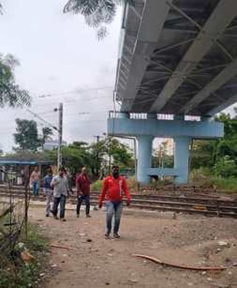 தண்ணீா்பந்தல் ரயில் பாதையை ஆபத்தான முறையில் கடந்து செல்லும் அப்பகுதி மக்கள்.