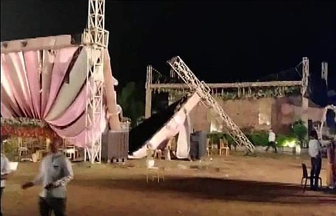 மத்தியப் பிரதேசம் மாநிலம் தமோவில் ஞாயிற்றுக்கிழமை இரவு பெய்த கனமழை மற்றும் பலத்த காற்றுக்கு சரிந்து விழுந்த திருமண பந்தல்.