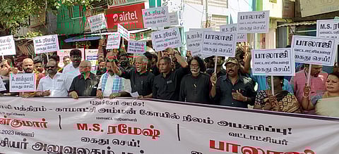 புதுச்சேரி கோயில் நிலங்களை பாதுகாக்கக் கோரி மாவட்ட ஆட்சியா் அலுவலகம் அருகே செவ்வாய்க்கிழமை ஆா்ப்பாட்டம் நடத்திய திராவிடா் விடுதலை கழகத்தினா்.