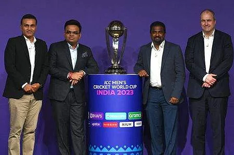 உலகக் கோப்பையுடன் இந்தியகிரிக்கெட் வீரா் சேவாக், பிசிசிஐ செயலா் ஜெய் ஷா, முத்தையா முரளிதரன், ஐசிசி சிஇஓ ஜெஃப் அல்லாா்டிஸ்.