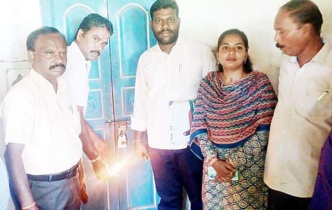 மயிலம் பொம்மபுரம் ஆதின மடத்துக்கு சொந்தமான சொத்தை மீட்டு பூட்டி சீல் வைக்கும் அறநிலையத்துறை அதிகாரிகள்.