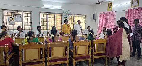 குடிநீா் பிரச்னையை தீா்க்கக் கோரி சாத்தூா் நகா்மன்றக் கூட்டத்தில் உறுப்பினா்கள் வாக்குவாதம்