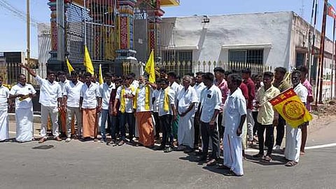 போலீஸாரைக் கண்டித்து ஆா்ப்பாட்டம்