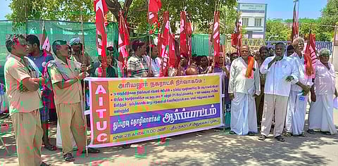 அரியலூரில் சுகாதார தொழிலாளா்கள் ஆா்ப்பாட்டம்